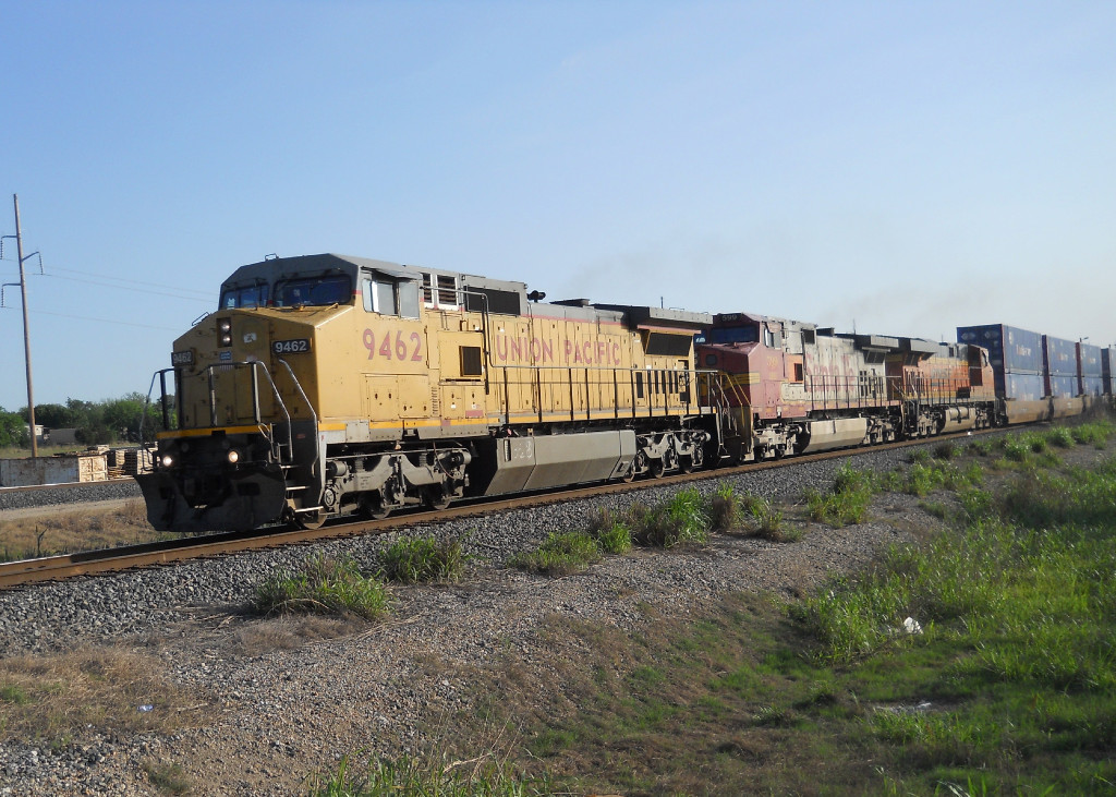 UP 9462  201110411  SB approaching Center Point Road with stacks 